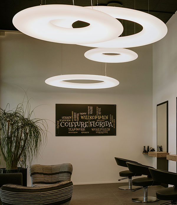 coiffeur_florida_deckenbeleuchtung_extravagante_leuchten.jpg